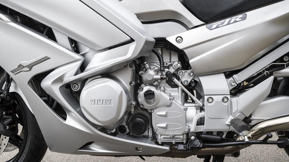 2016-Yamaha-FJR1300AE-EU-Matt-Silver-Detail-002-osob